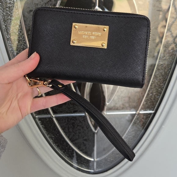 Michael Kors Handbags - Michael Kors Jet Set Black Wristlet